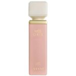 Miss Gris Assaf 100ml Eau de Parfum Femme** Miss Gris d’Assaf est un parfum féminin élégant et moderne qui incarne la douceur, le raffinement et la féminité. Cette fragrance séduit par son harmonie entre des notes florales délicates, une fraîcheur lumineuse et un fond boisé musqué chaleureux. Idéal pour les femmes qui recherchent un parfum sophistiqué, il offre un sillage délicat et une excellente tenue, parfait aussi bien pour le quotidien que pour les grandes occasions. 🍋 **Notes de tête** Agrumes, Accords floraux frais 🌸 **Notes de cœur** Accords floraux délicats 🤍 **Notes de fond** Musc, Ambre, Notes boisées ✨ **Pourquoi choisir Miss Gris Assaf ?** ✔️ Parfum féminin élégant et raffiné ✔️ Une ouverture fraîche et lumineuse aux accords d'agrumes et de fleurs ✔️ Un cœur floral doux qui apporte une touche de féminité intemporelle ✔️ Un fond chaleureux de musc, d’ambre et de notes boisées pour une excellente tenue ✔️ Une fragrance légère, sophistiquée et adaptée à toutes les saisons ✔️ Idéal pour le quotidien, le bureau, les sorties et les occasions spéciales ✔️ Une excellente idée cadeau grâce à son flacon au design luxueux et moderne 📍 **Disponible chez Boutique Variety à Tunis, prix raisonnable, qualité authentique.** ✨ **Miss Gris Assaf 100ml Eau de Parfum Femme** est le choix parfait pour les femmes qui recherchent un parfum floral et boisé, alliant fraîcheur, élégance et sensualité dans une signature olfactive chic et intemporelle.