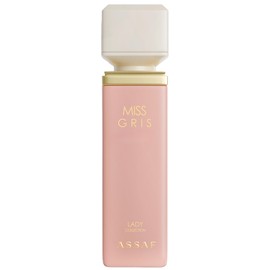Miss Gris Assaf 100ml Eau de Parfum Femme** Miss Gris d’Assaf est un parfum féminin élégant et moderne qui incarne la douceur, le raffinement et la féminité. Cette fragrance séduit par son harmonie entre des notes florales délicates, une fraîcheur lumineuse et un fond boisé musqué chaleureux. Idéal pour les femmes qui recherchent un parfum sophistiqué, il offre un sillage délicat et une excellente tenue, parfait aussi bien pour le quotidien que pour les grandes occasions. 🍋 **Notes de tête** Agrumes, Accords floraux frais 🌸 **Notes de cœur** Accords floraux délicats 🤍 **Notes de fond** Musc, Ambre, Notes boisées ✨ **Pourquoi choisir Miss Gris Assaf ?** ✔️ Parfum féminin élégant et raffiné ✔️ Une ouverture fraîche et lumineuse aux accords d'agrumes et de fleurs ✔️ Un cœur floral doux qui apporte une touche de féminité intemporelle ✔️ Un fond chaleureux de musc, d’ambre et de notes boisées pour une excellente tenue ✔️ Une fragrance légère, sophistiquée et adaptée à toutes les saisons ✔️ Idéal pour le quotidien, le bureau, les sorties et les occasions spéciales ✔️ Une excellente idée cadeau grâce à son flacon au design luxueux et moderne 📍 **Disponible chez Boutique Variety à Tunis, prix raisonnable, qualité authentique.** ✨ **Miss Gris Assaf 100ml Eau de Parfum Femme** est le choix parfait pour les femmes qui recherchent un parfum floral et boisé, alliant fraîcheur, élégance et sensualité dans une signature olfactive chic et intemporelle.